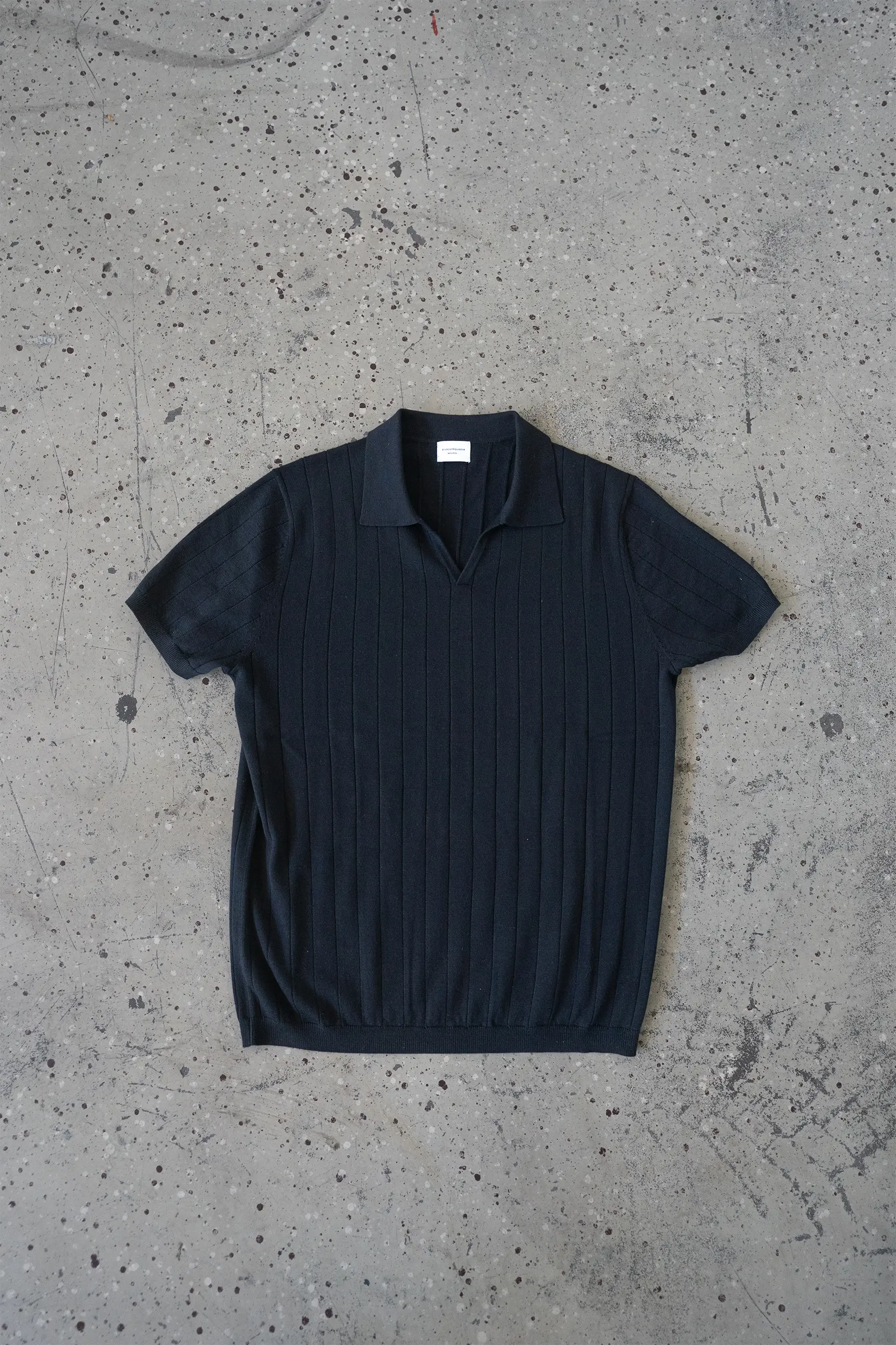 Donce de la Sense Wool Pique crafted from 100% Merino wool, combining breathability and comfort for the perfect summer wardrobe piece.